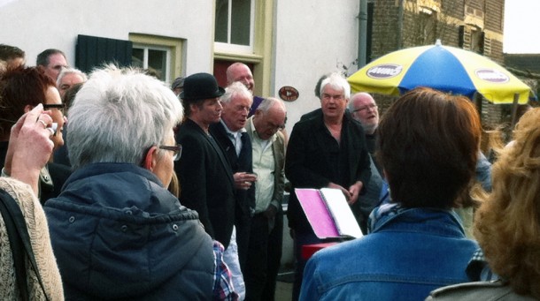 feest bij de openng van het kippenhok